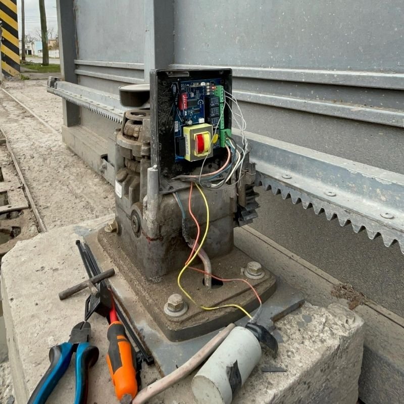 Restauración de placa y calibración en portón corredizo rápido. Reparación de la placa controladora, ajuste de cierre y calibración para un funcionamiento preciso. Trabajo realizado por HERREELEC.